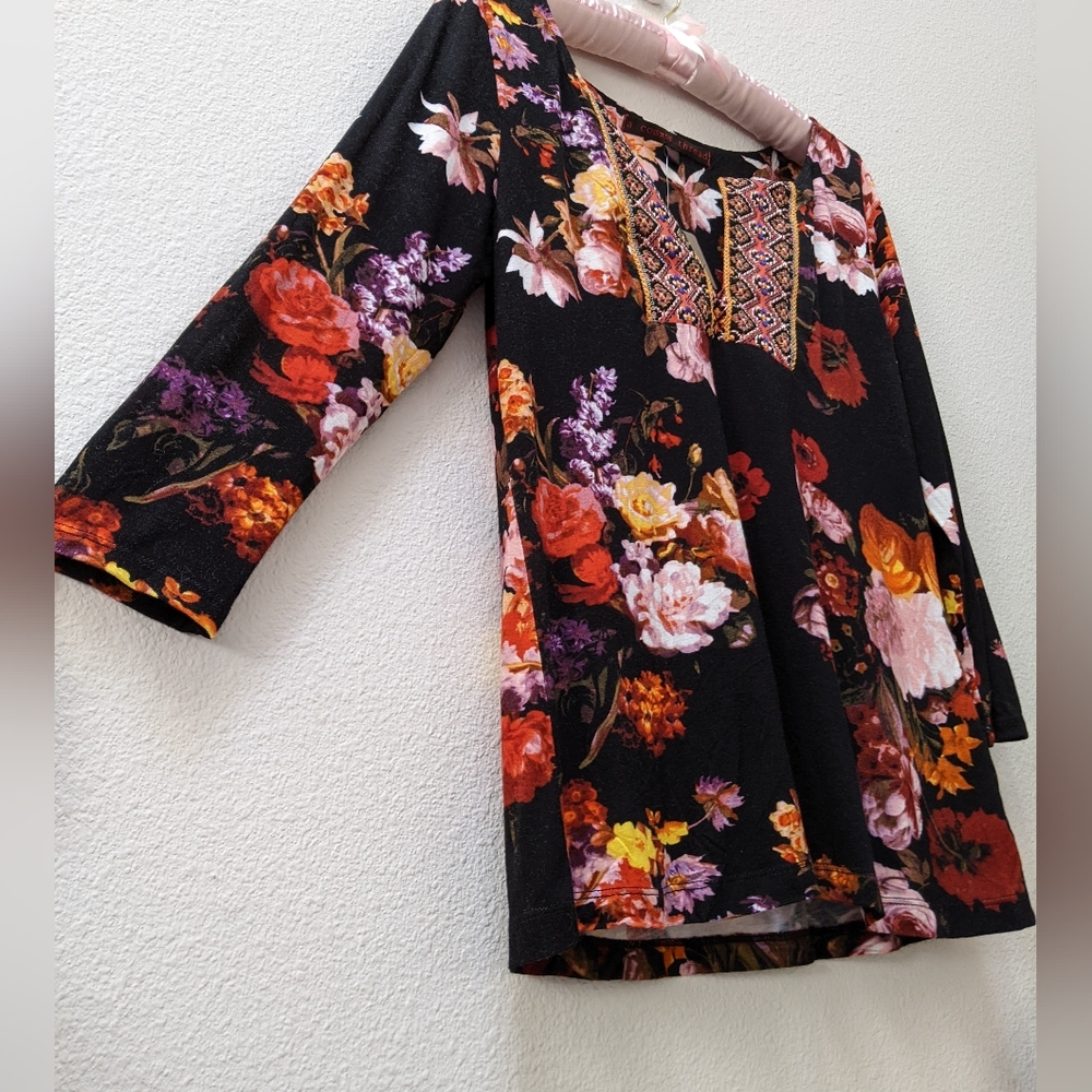 a common thread black floral embroidered henley size Medium NWT Anthropologie